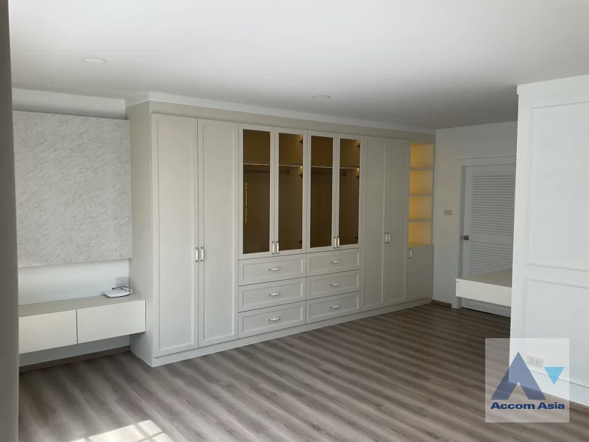19  4 br Townhouse for rent and sale in Sukhumvit ,Bangkok BTS Ekkamai AA18461