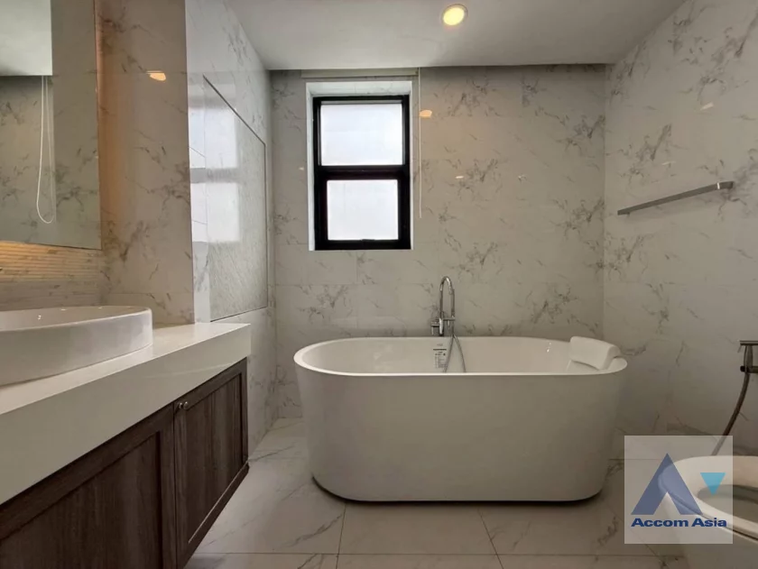 23  4 br Townhouse for rent and sale in Sukhumvit ,Bangkok BTS Ekkamai AA18461