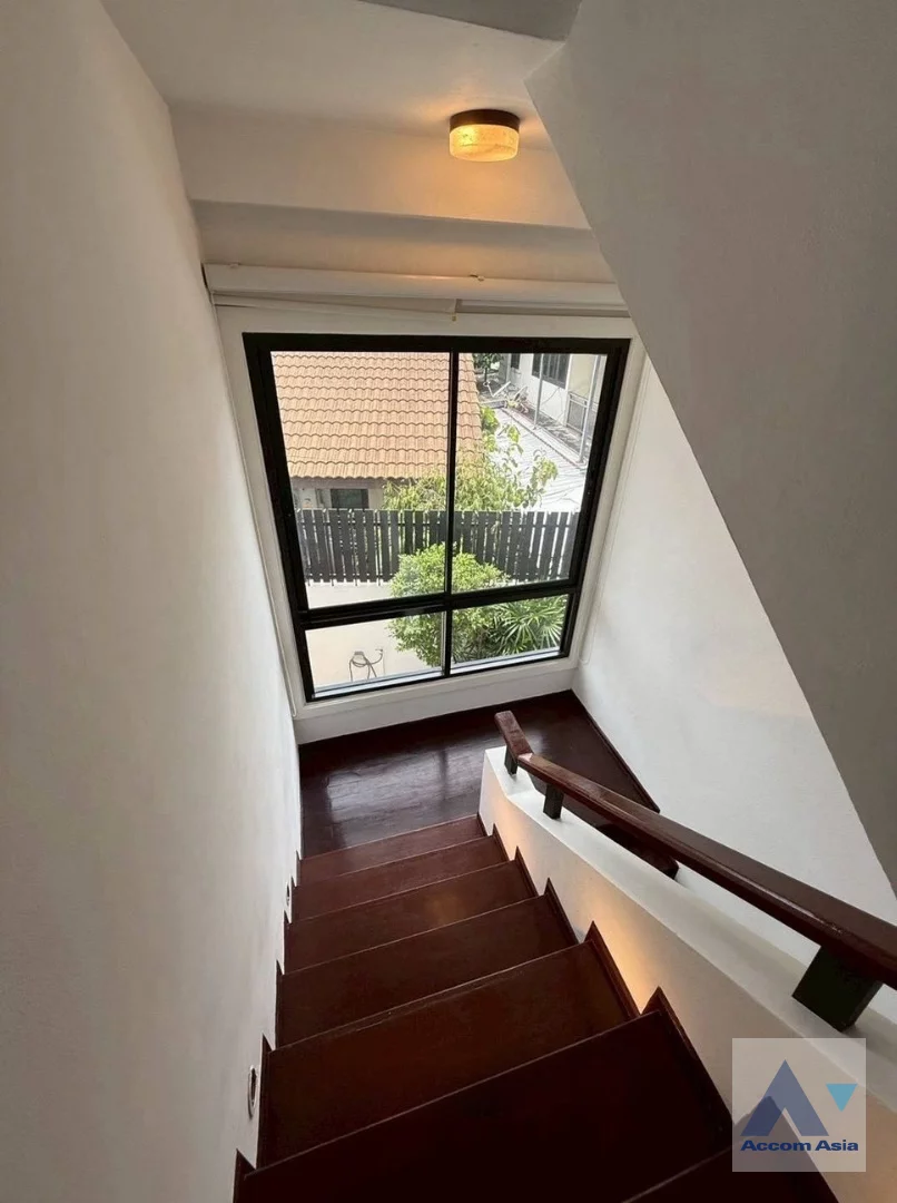 12  4 br Townhouse for rent and sale in Sukhumvit ,Bangkok BTS Ekkamai AA18461