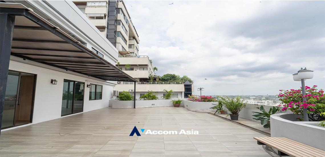  1  4 br Apartment For Rent in Sukhumvit ,Bangkok BTS Ekkamai at High-Rise Living with a Large Balcony Apartment in Ekkamai AA18545
