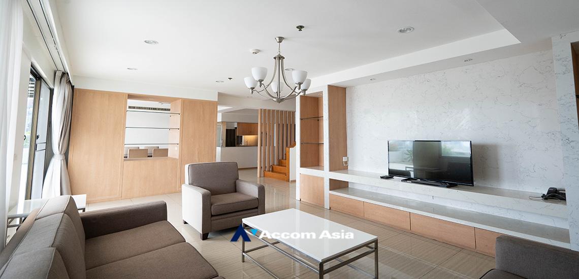 4  4 br Apartment For Rent in Sukhumvit ,Bangkok BTS Ekkamai at High-Rise Living with a Large Balcony Apartment in Ekkamai AA18545