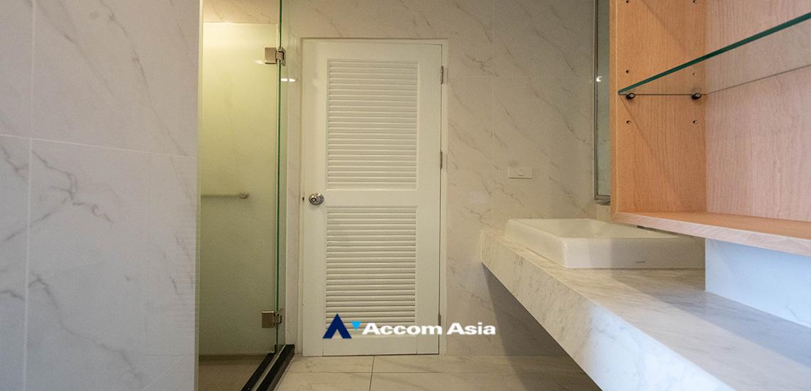 17  3 br Apartment for rent and sale in Sukhumvit ,Bangkok BTS Ekkamai at High-Rise Living with a Large Balcony Apartment in Ekkamai AA18545