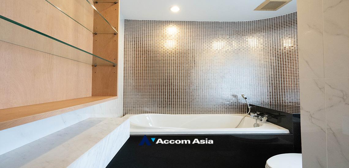 18  4 br Apartment For Rent in Sukhumvit ,Bangkok BTS Ekkamai at High-Rise Living with a Large Balcony Apartment in Ekkamai AA18545