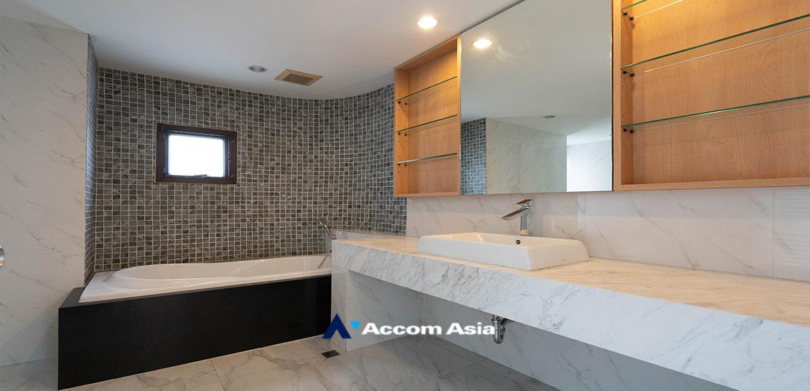 19  4 br Apartment For Rent in Sukhumvit ,Bangkok BTS Ekkamai at High-Rise Living with a Large Balcony Apartment in Ekkamai AA18545