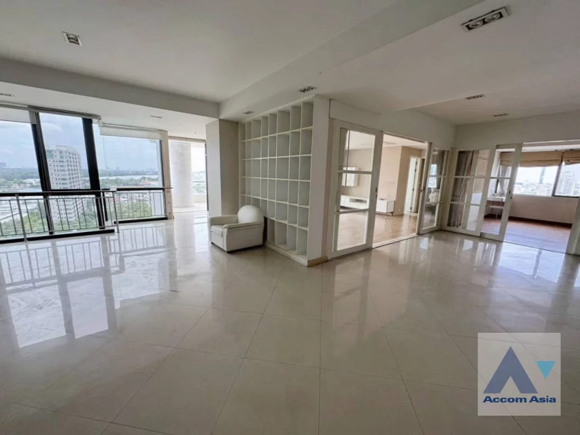 unit 3 Bedrooms  Condominium For Rent in Sathorn, Bangkok  near MRT Khlong Toei (21142)