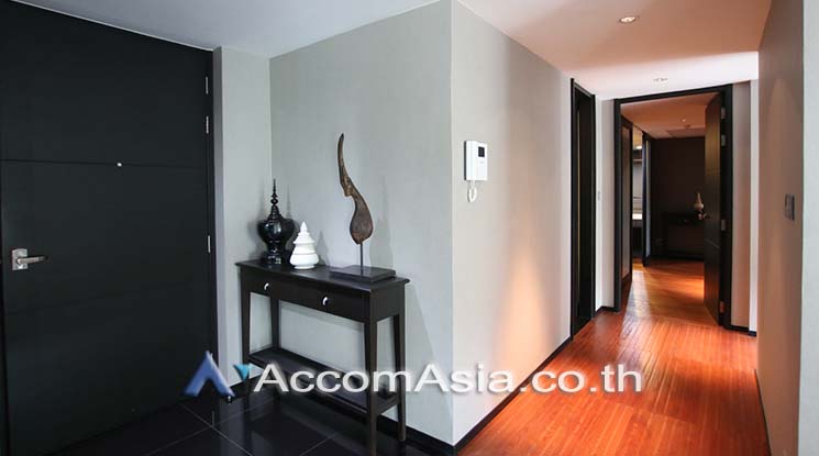 7  2 br Condominium For Sale in Ploenchit ,Bangkok BTS Ratchadamri at Sarasini Residence AA18982