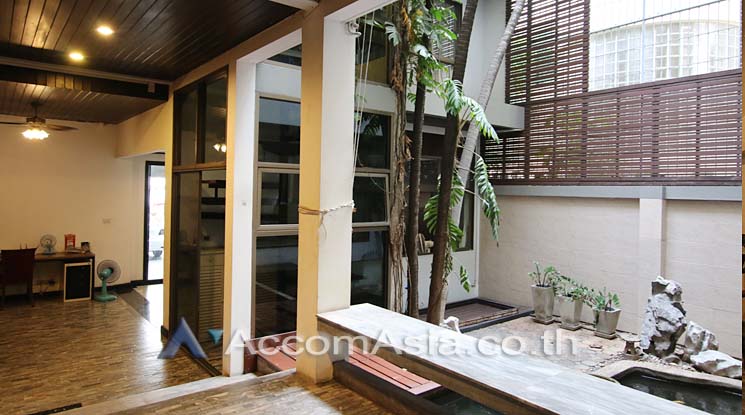  1  Retail / Showroom For Rent in Silom ,Bangkok MRT Silom - BTS Sala Daeng AA19128