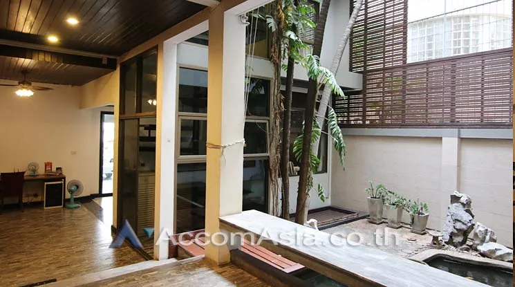 unit Retail / showroom For Rent in Silom, Bangkok  near MRT Silom - BTS Sala Daeng (AA19128)
