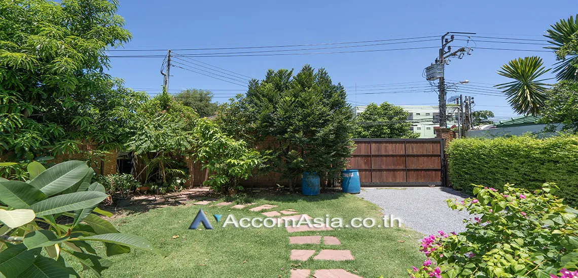 unitHome Office, Private Swimming Pool, Pet friendly |  4 Bedrooms  House For Rent & Sale in Sukhumvit, Bangkok  near BTS Punnawithi (AA19286)