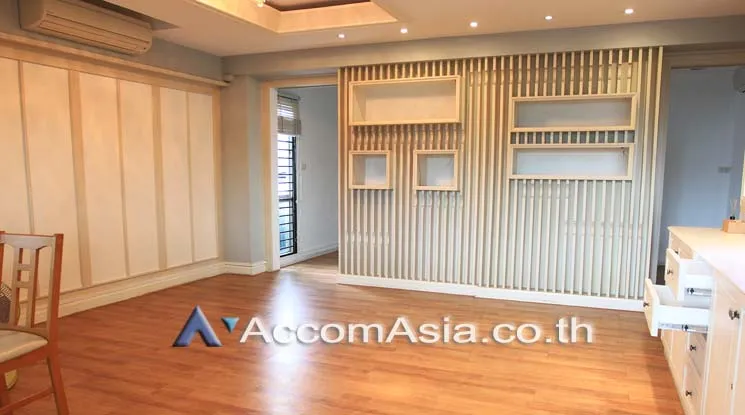 unit 8 Bedrooms  Townhouse For Rent in Ratchadaphisek, Bangkok  (AA19708)