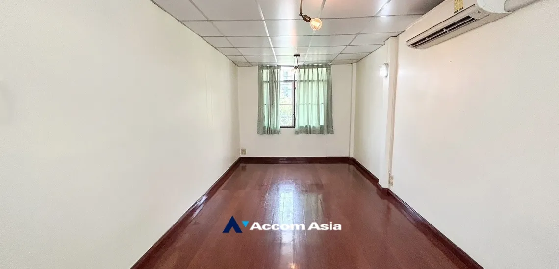 10  5 br Townhouse For Rent in Sukhumvit ,Bangkok BTS Ekkamai AA19964