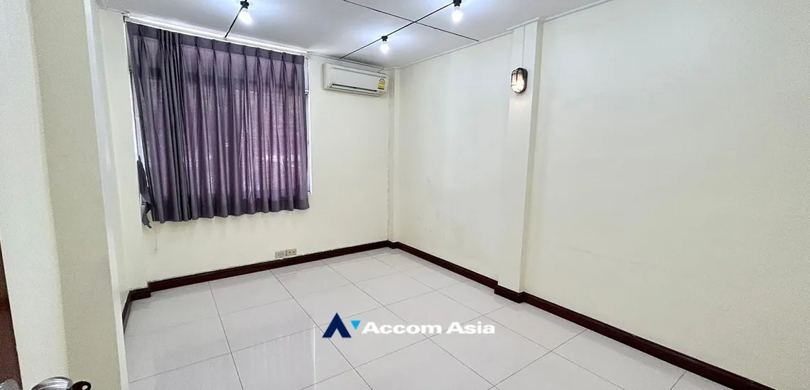 9  5 br Townhouse For Rent in Sukhumvit ,Bangkok BTS Ekkamai AA19964