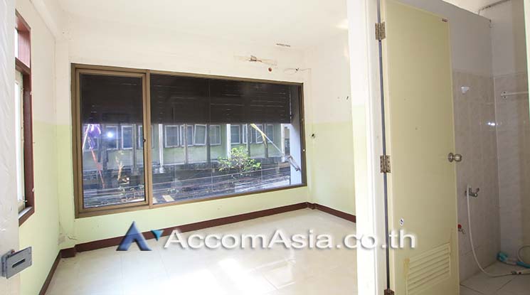 8  Shophouse For Rent in Sukhumvit ,Bangkok BTS Ekkamai AA19975