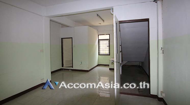 9  Shophouse For Rent in Sukhumvit ,Bangkok BTS Ekkamai AA19975