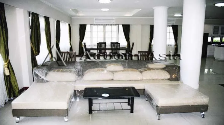 unit 3 Bedrooms  House For Rent in Pattanakarn, Bangkok  (50256)