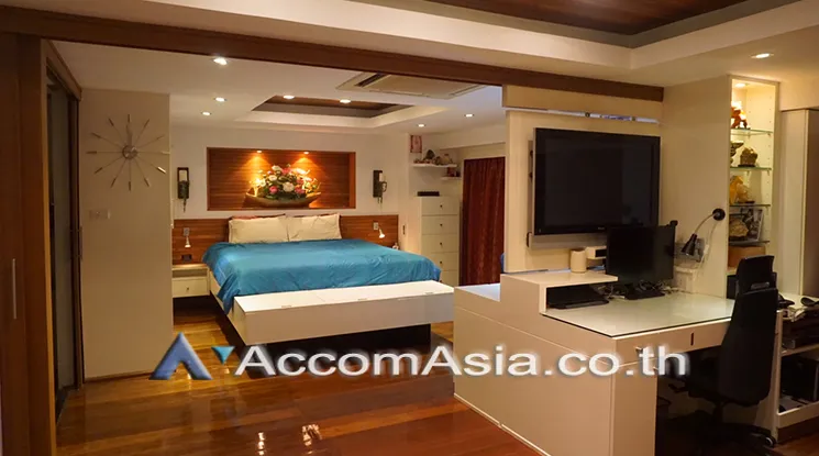 unit 1 Bedroom  Condominium For Sale in Silom, Bangkok  near BTS Surasak (AA20462)