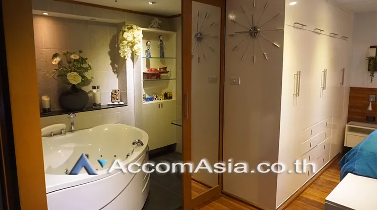 8  1 br Condominium For Sale in Silom ,Bangkok BTS Surasak at Nusa State Tower AA20462