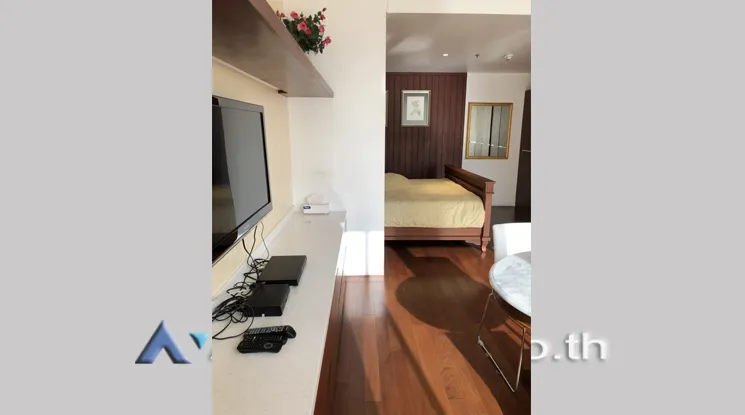 unit 1 Bedroom  Condominium For Rent in Ploenchit, Bangkok  near BTS Ratchadamri (AA20760)