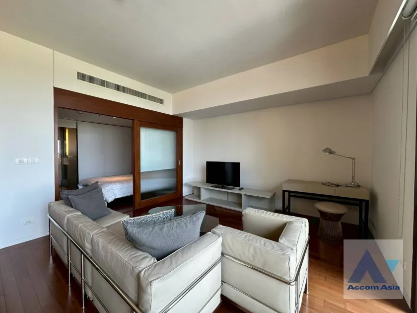 unit 1 Bedroom  Condominium For Rent & Sale in Ploenchit, Bangkok  near BTS Ratchadamri (AA20833)