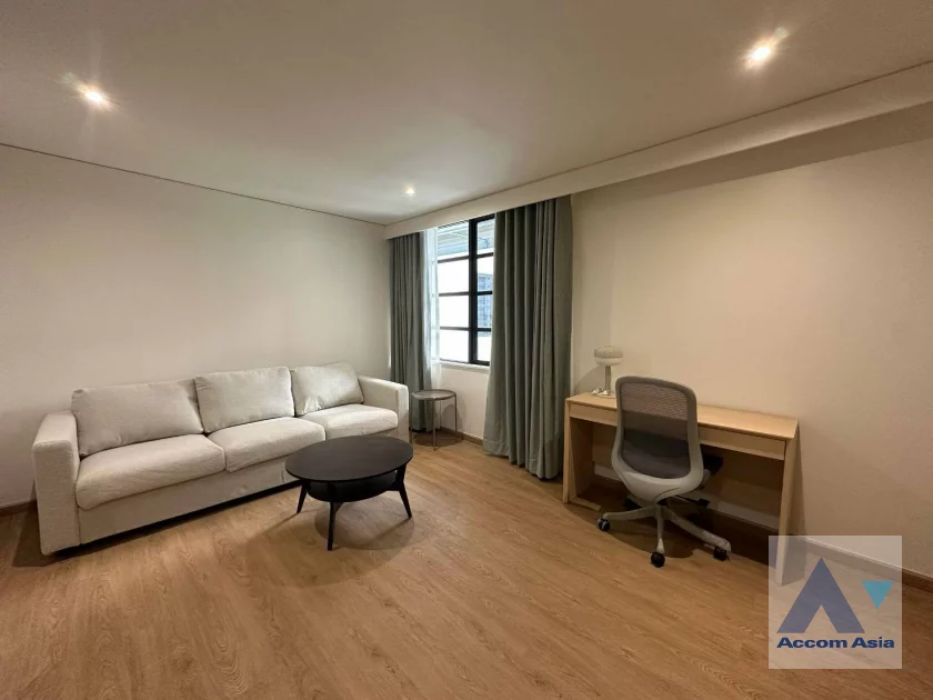 unitPet friendly |  Spacious apartment with balcony and classic wooden interiors in Sathorn (AA21290)