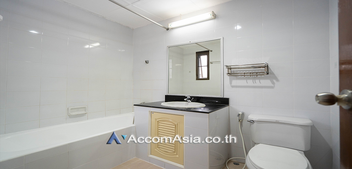 9  3 br Apartment For Rent in Sukhumvit ,Bangkok BTS Nana at Low rise and Peaceful AA21420