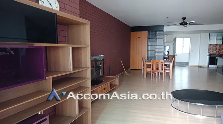 unit 2 Bedrooms  Condominium For Rent in Charoen Nakhon, Bangkok  near BTS Krung Thon Buri (AA21671)