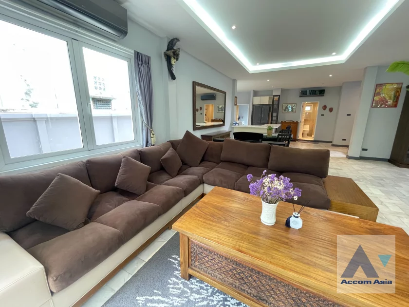 unit 5 Bedrooms  House For Rent in Sukhumvit, Bangkok  near BTS On Nut (AA21893)