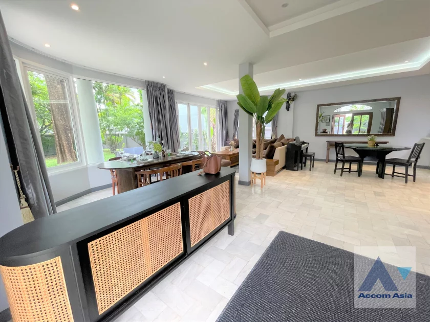 unit 5 Bedrooms  House For Rent in Sukhumvit, Bangkok  near BTS On Nut (AA21893)