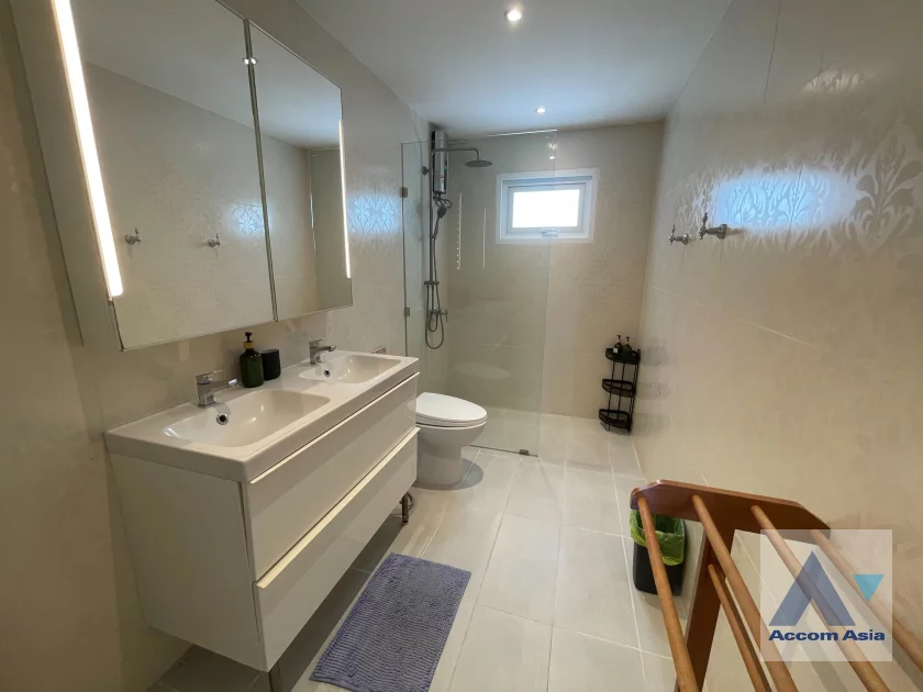 24  5 br House For Rent in Sukhumvit ,Bangkok BTS On Nut at House  in Compound AA21893