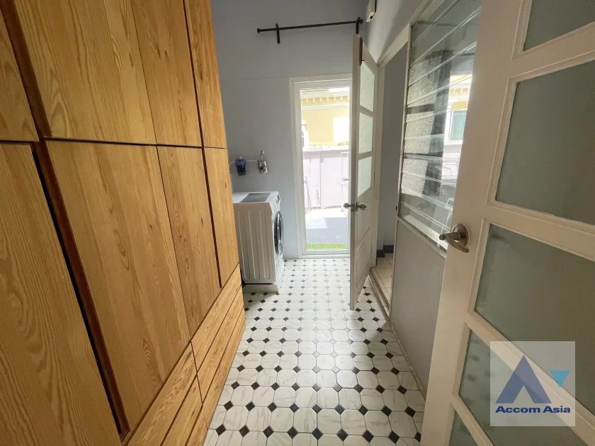 12  5 br House For Rent in Sukhumvit ,Bangkok BTS On Nut at House  in Compound AA21893