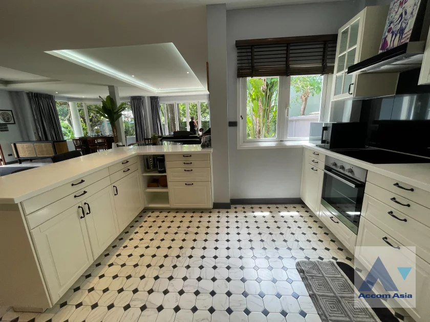 10  5 br House For Rent in Sukhumvit ,Bangkok BTS On Nut at House  in Compound AA21893