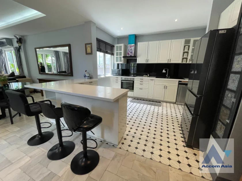 8  5 br House For Rent in Sukhumvit ,Bangkok BTS On Nut at House  in Compound AA21893
