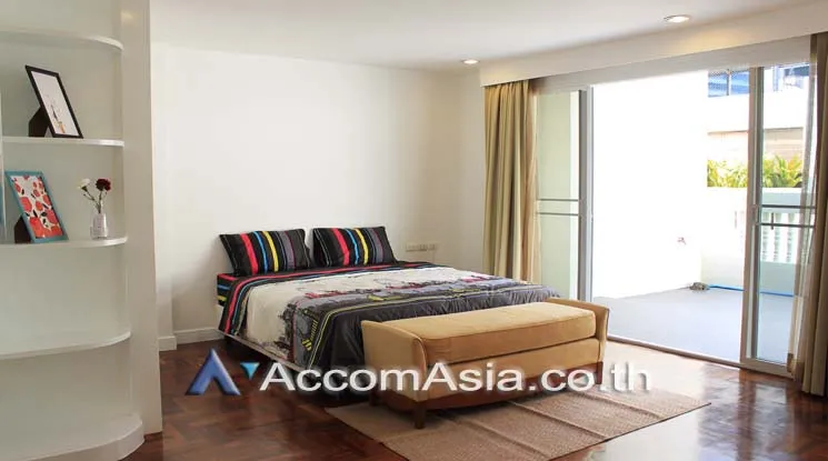 unit 5 Bedrooms  Townhouse For Rent in Sathorn, Bangkok  near BTS Chong Nonsi (10319)