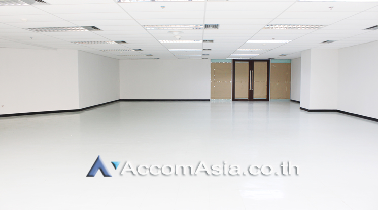  1  Office Space For Rent in Ploenchit ,Bangkok MRT Lumphini at Sindhorn Tower AA22431