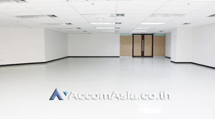 1  Office Space For Rent in Ploenchit ,Bangkok MRT Lumphini at Sindhorn Tower AA22431