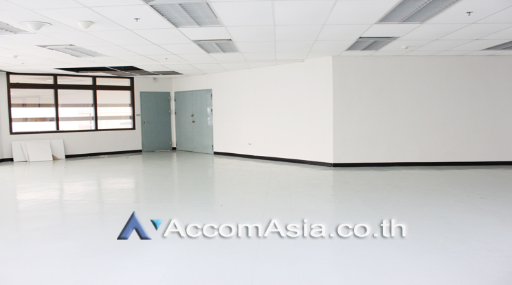  1  Office Space For Rent in Ploenchit ,Bangkok MRT Lumphini at Sindhorn Tower AA22431