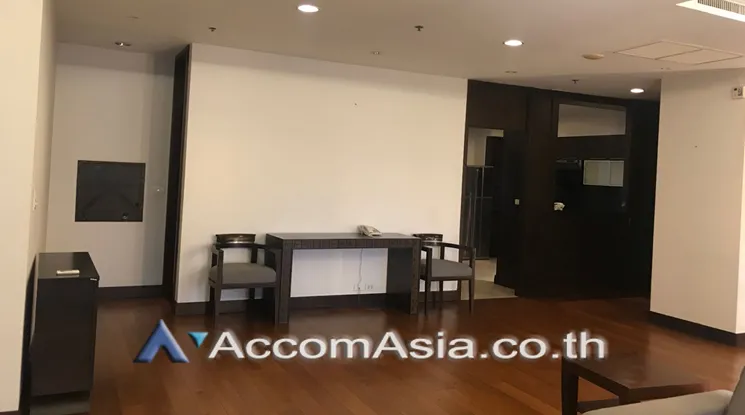 unit 4 Bedrooms  Apartment For Rent in Ploenchit, Bangkok  near BTS Ploenchit (AA22566)