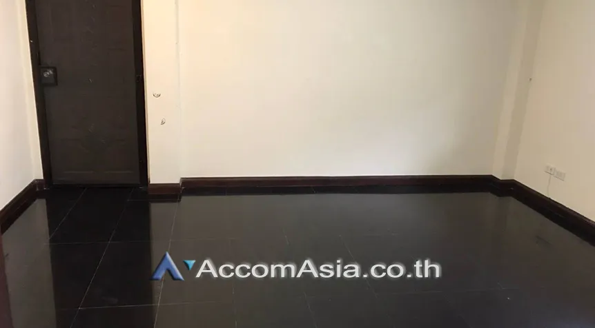 unit 4 Bedrooms  House For Rent & Sale in Pattanakarn, Bangkok  near BTS On Nut (AA22693)