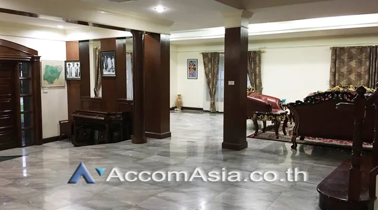 unit 6 Bedrooms  House For Sale in Pattanakarn, Bangkok  near ARL Hua Mak (AA23079)