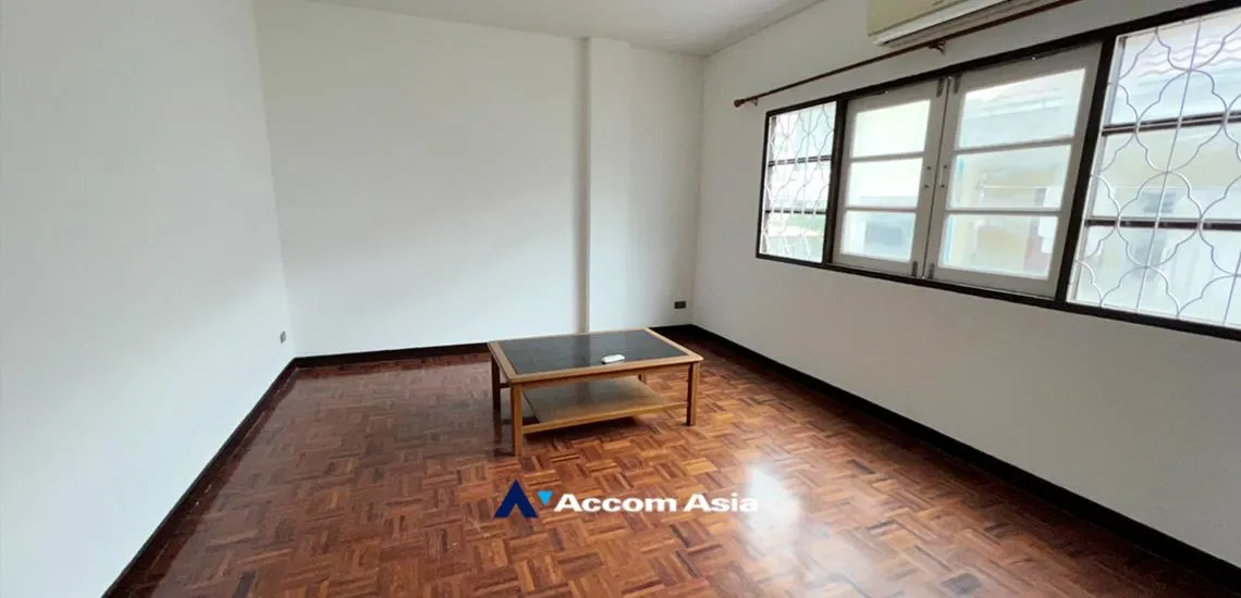 unit 5 Bedrooms  Townhouse For Rent in Sukhumvit, Bangkok  near BTS Thong Lo (AA23233)