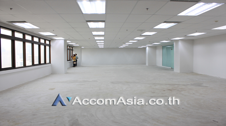  1  Office Space For Rent in Ploenchit ,Bangkok MRT Lumphini at Sindhorn Tower AA23320