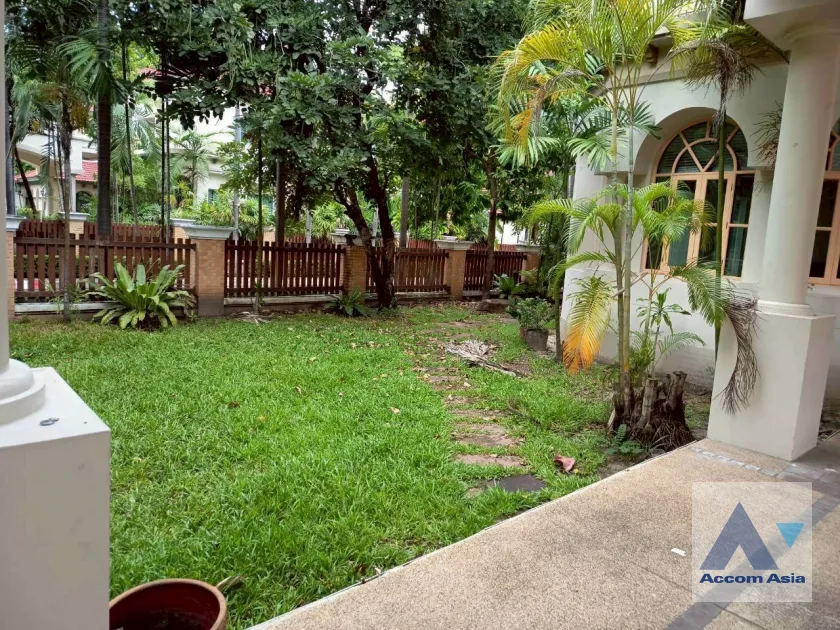 56  5 br House For Rent in Bang Na ,Bangkok BTS Bearing at House in compound AA23515