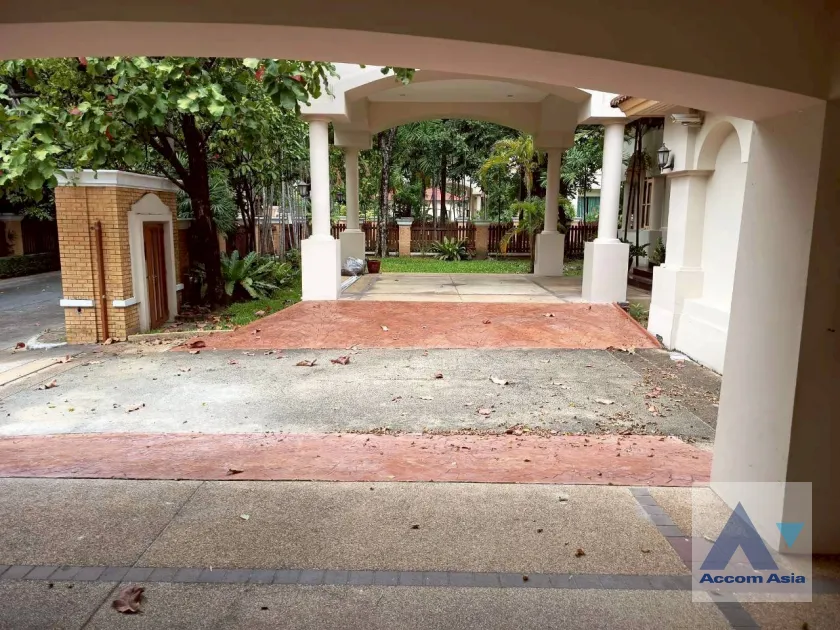 58  5 br House For Rent in Bang Na ,Bangkok BTS Bearing at House in compound AA23515