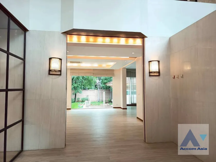 7  5 br House For Rent in Bang Na ,Bangkok BTS Bearing at House in compound AA23515