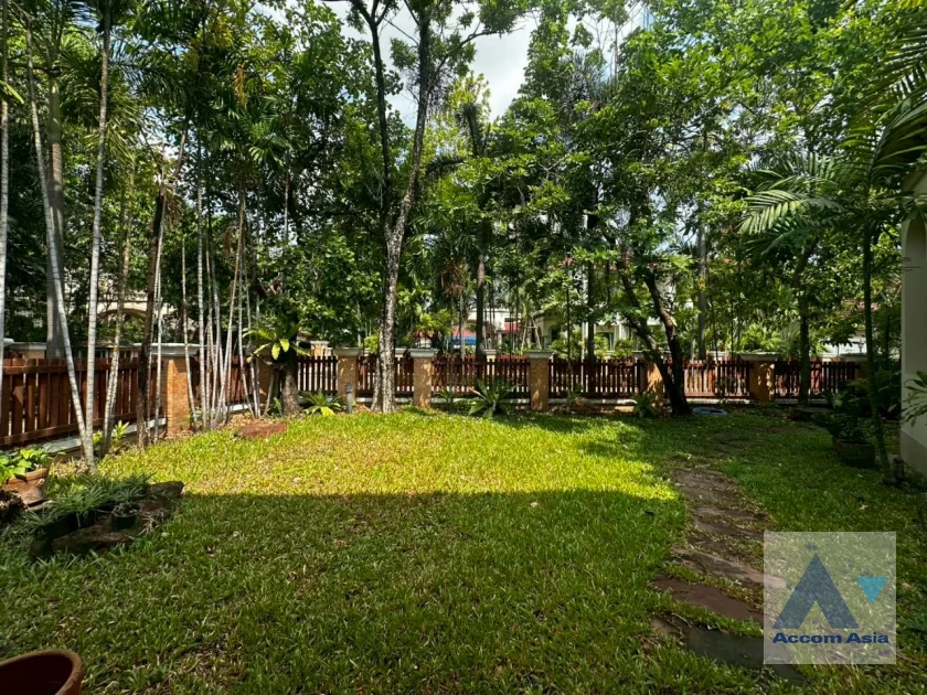 63  5 br House For Rent in Bang Na ,Bangkok BTS Bearing at House in compound AA23515
