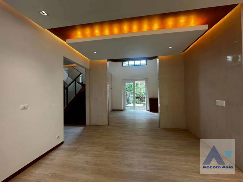 15  5 br House For Rent in Bang Na ,Bangkok BTS Bearing at House in compound AA23515