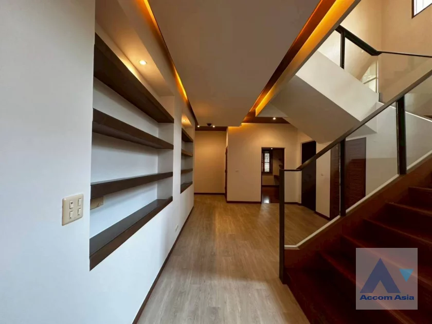 21  5 br House For Rent in Bang Na ,Bangkok BTS Bearing at House in compound AA23515