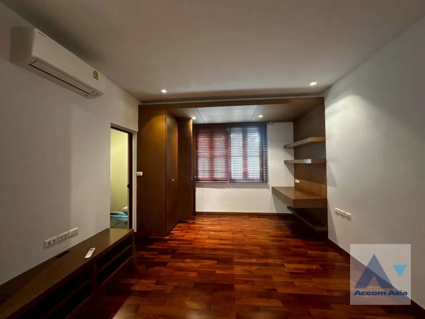 20  5 br House For Rent in Bang Na ,Bangkok BTS Bearing at House in compound AA23515