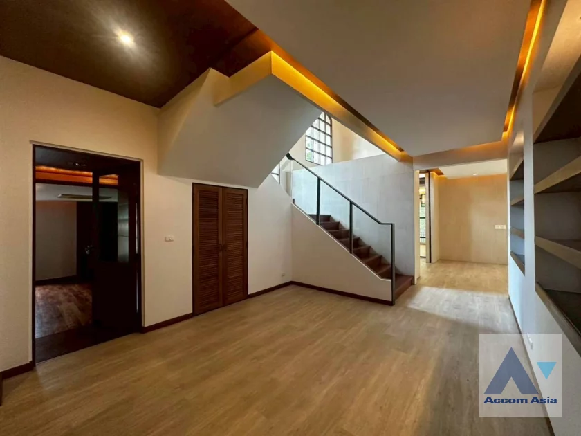 37  5 br House For Rent in Bang Na ,Bangkok BTS Bearing at House in compound AA23515
