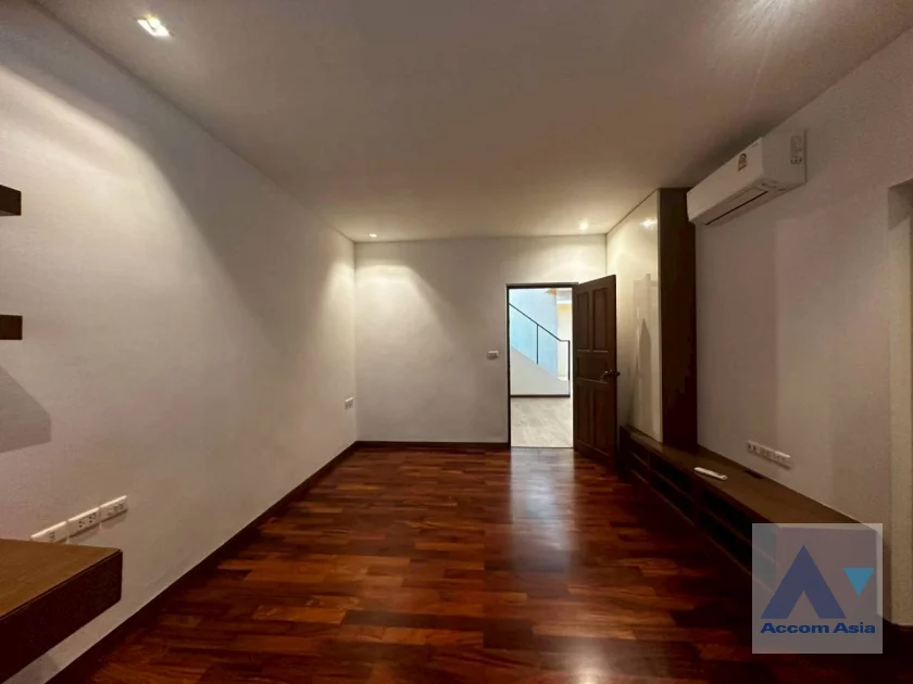 28  5 br House For Rent in Bang Na ,Bangkok BTS Bearing at House in compound AA23515
